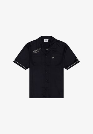 Camisa negra de manga corta con botones, dos bolsillos en el pecho, texto blanco "New Era Since 1920" en el lado izquierdo del pecho y ribete blanco en las mangas.