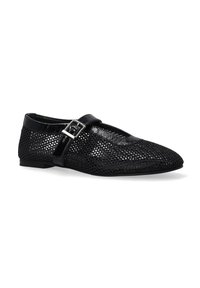 Schwarze perforierte Lederschuhe mit spitzem Zehenbereich, ausgestattet mit einem Seitenriemen und einer silbernen Schnalle. Glatte Oberfläche mit strukturiertem Obermaterial.