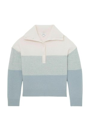 Suéter de punto de color claro con cuello alto, con rayas horizontales en crema y dos tonos de azul. Cierre con botones en el cuello.