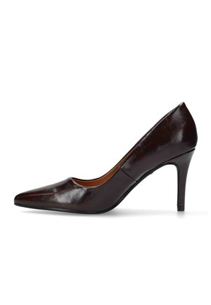 Donkerbruine leren pumps met spitse neus en een slanke hak van gemiddelde hoogte op een witte achtergrond.