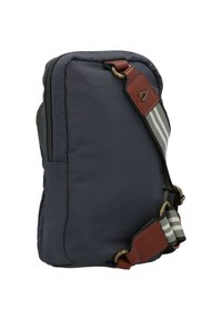 Bolso bandolera de nylon azul marino con forma rectangular, que presenta un acento de correa de cuero marrón y una correa de hombro ajustable de tela a rayas.