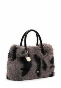Faux fur håndtaske i grå med sorte pletter, med sorte læderhåndtag og et lille metal charm vedhæftet. Firkantet form med blød tekstur.
