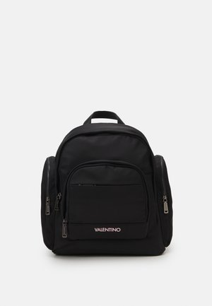 Zwarte nylon rugzak met voor- en zijritsvakken, bovenhandgreep en "Valentino" logo op het voorvak.