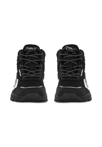 Czarne buty trekkingowe z teksturowanymi powierzchniami, okrągłymi sznurówkami i odblaskowymi akcentami. Wyróżniają się wyściełanym kołnierzem i gumowaną podeszwą dla lepszej przyczepności.