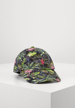 Gorra de béisbol con fondo oscuro que presenta hojas de palma tropicales y estampado de flamencos rosas, exhibida sobre una superficie blanca.