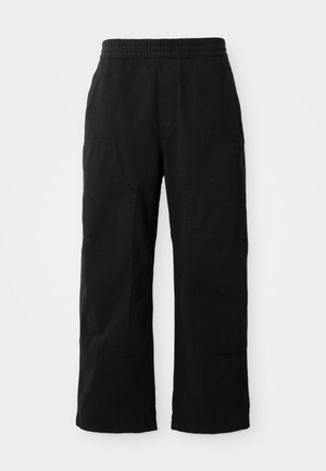 Pantaloni negri din bumbac cu talie elastică, design cu picioare largi și buzunare laterale mari. Materialul pare moale, cu o textură fină.