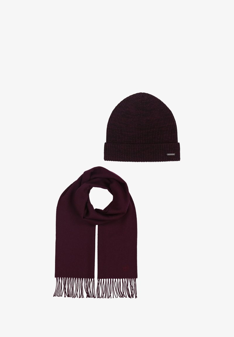 Bordó kötött sapka, hajtott peremmel és texturált mintával, hozzáillő sállal, amelynek rojtos végei és sima felülete van.