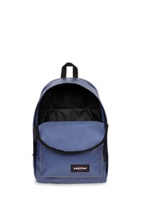 Niebieski plecak z tkaniny z główną komorą i przednią kieszenią, z czarną siateczkową podszewką oraz uchwytem na górze do przenoszenia.