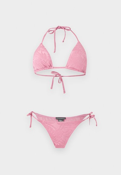 Ροζ μπικίνι δύο τεμαχίων με λουλουδάτη υφή, τοπ με δέσιμο στον λαιμό και κάτω μέρος με δέσιμο στα πλάγια, τοποθετημένο επίπεδα σε λευκό φόντο.