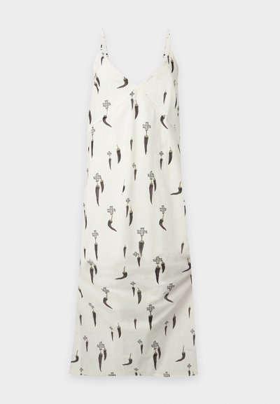 Weißes Slipkleid mit dünnen Trägern und einem Muster aus kleinen schwarzen Chilischoten mit dekorativen Spitzen.