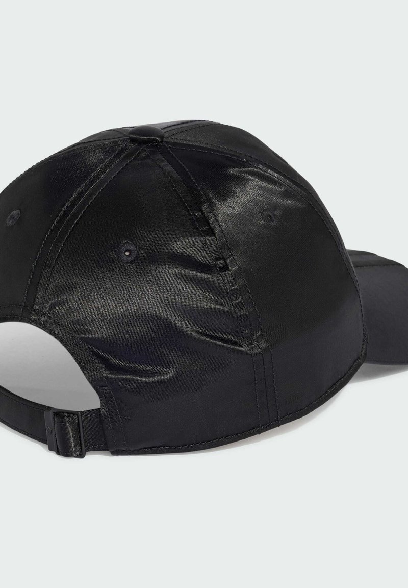 Gorra de béisbol negra de satén vista desde atrás con correa ajustable y ojales de ventilación sobre un fondo gris claro.