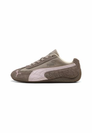 Lavprofil Puma sneaker i brun og lys rosa med ruskind og glatte teksturer, snørelukning og mærkevarer logoer på siden og tæen.