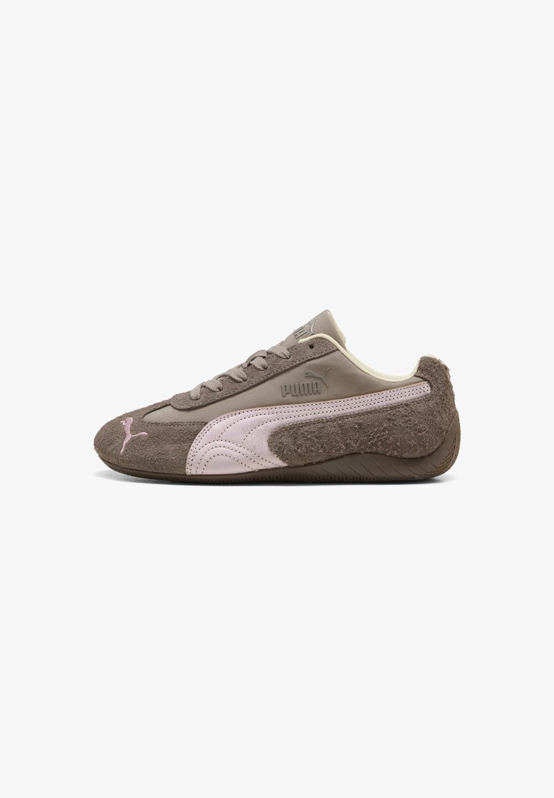 Χαμηλού προφίλ αθλητικό παπούτσι Puma σε καφέ και ανοιχτό ροζ με υφές από σουέντ και λείο δέρμα, κλείσιμο με κορδόνια και λογότυπα της μάρκας στο πλάι και στα δάχτυλα.