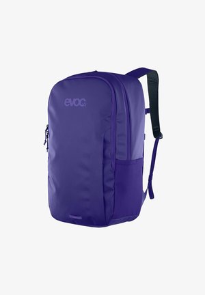 Mochila morada con tela suave y resistente. Cuenta con un bolsillo frontal con cremallera, un bolsillo lateral de malla y correas acolchadas ajustables.