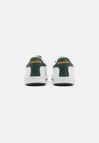 Diadora TORNEO UNISEX - Trainers - white/pineneedle/antelope