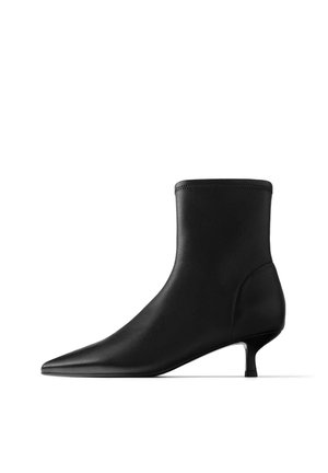 Bottine noire à bout pointu avec un petit talon kitten et une finition en cuir lisse, présentée en profil sur fond blanc.