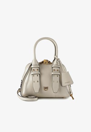 Borsa a mano in pelle beige con doppi manici superiori, accessori dorati, due cinturini decorativi con borchie e una targhetta rimovibile. Dotata di tracolla.