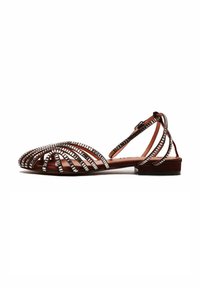 Sandali in pelle marrone con una design a strisce e dettagli metallici, dotati di un tacco basso e che mostrano un mix di sezioni aperte e chiuse.