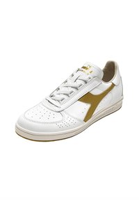 Sneaker in pelle bianca con accenti dorati e logo, dotata di puntale perforato, chiusura con lacci e suola in gomma piatta.