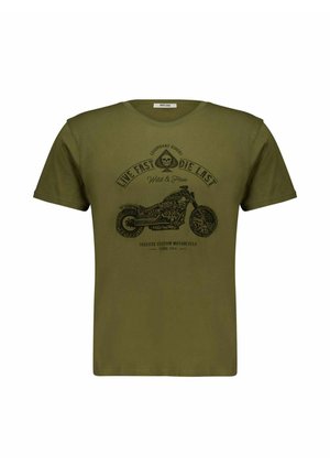 T-shirt vert olive avec un graphisme de moto noir et le texte "Live Fast Die Last," "Wild & Free," et "Deeluxe Custom Motorcycle Estbd 1974."