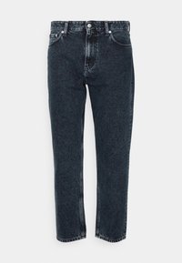 Mörk tvättade jeans med rak passform, fem fickor och knappslutning. Har ljus blekning och kontrasterande sömnadsdetaljer.