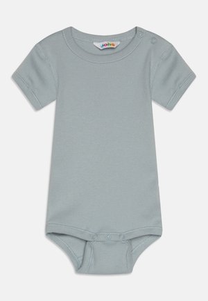 Világoskék, rövid ujjas body, bordás anyagból készült, kerek nyakkivágással és patentos záródással a vállnál és az alján.