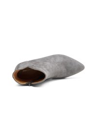 Botín de ante gris con un diseño de punta afilada. El interior es de cuero marrón claro, con una cremallera lateral para el cierre. Textura suave en general.