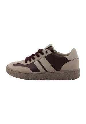 Sneaker basse marrone scuro e beige con suola testurizzata, strisce beige e lacci marrone scuro, viste dal lato esterno.