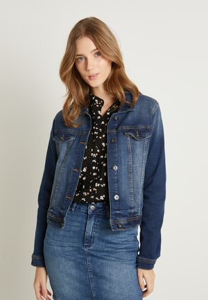 Giacca di jeans con un design blu in gradiente, caratterizzata da chiusura anteriore con bottoni, due tasche sul petto e dettagli di cucitura a contrasto.