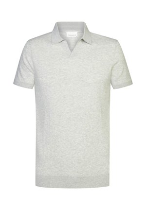 Polo de manga corta gris claro hecho de una tela suave. Presenta un cuello clásico y un ajuste relajado con puños y dobladillo acanalados.