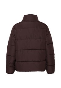 Veste matelassée marron foncé avec des coutures horizontales, manches longues et col montant, vue de dos sur fond blanc.