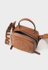 Geantă din piele maro, tip crossbody, cu o formă rotundă, având închidere cu fermoar, un mâner de sus și o curea din țesătură cu text embosat.