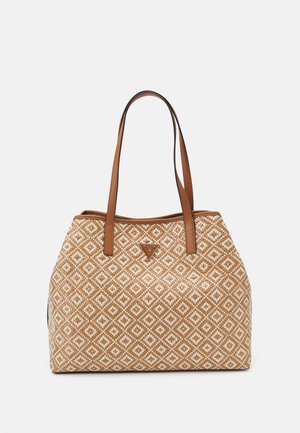 Tan vevd totebag med diamantmønster og brune lærhåndtak. Har en logo på forsiden og en romslig design.
