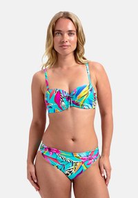 Set di bikini multicolore con una base turchese caratterizzata da una vivace stampa floreale e astratta. Il top ha un design strutturato con spalline.