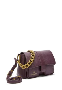 Borsa a tracolla in ecopelle viola con texture, dotata di una catena spessa in tono oro, chiusura a pattina e logo in evidenza sulla parte frontale.