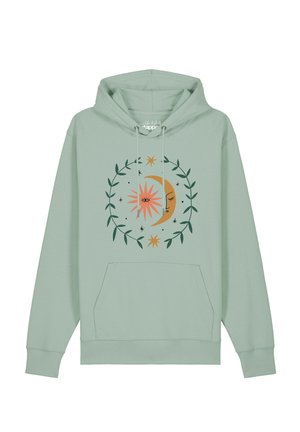 Hellgrüner Kapuzenpullover mit Fronttasche, mit einer Sonne- und Mond-Grafik, umgeben von grünen blattartigen Zweigen und kleinen Sternen.