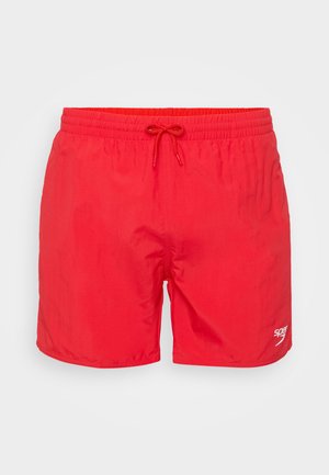 Rote Schwimmshorts mit elastischem Bund und Kordelzug. Hergestellt aus leichtem Stoff, mit einem weißen Logo auf der unteren rechten Seite.