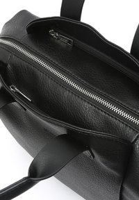 Czarna torebka z teksturowanej skóry z dwoma srebrnymi suwakami i podwójnymi uchwytami, widziana z góry na białym tle, otwarta.