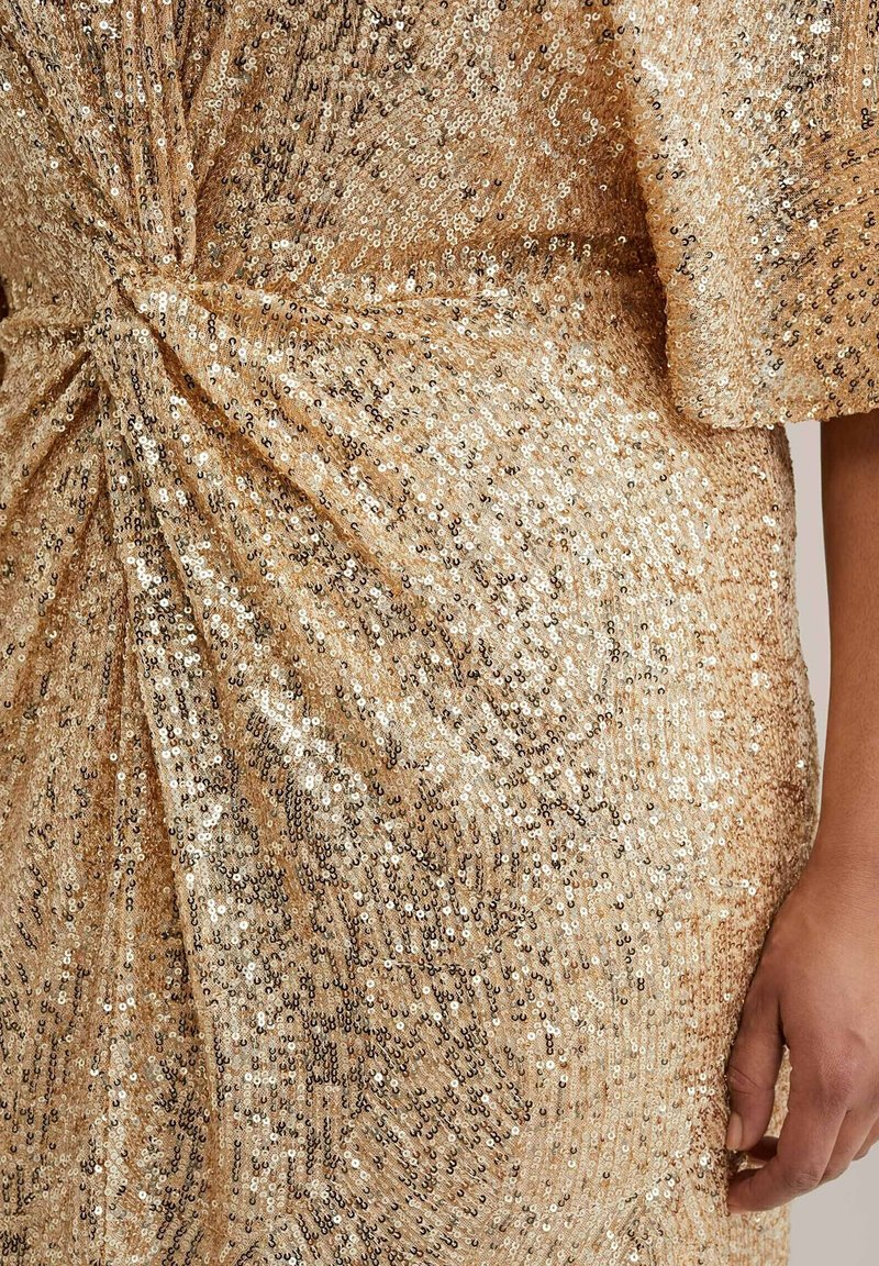 WE Fashion CURVE - Cocktail dress / Party dress - gold/gold-coloured -  Zalando