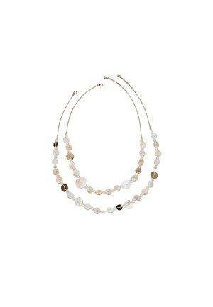 Twee goudkleurige kettingkettingen met ronde, iriserende en goudkleurige schijfkralen in verschillende maten.