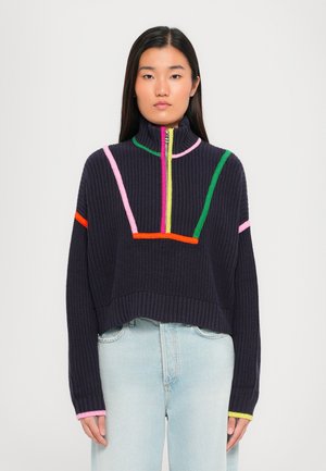 Maglione a cropped navy con colletto alto presenta motivi a blocchi di colore a contrasto in rosa, verde e arancione. Tessuto a costine e maniche lunghe.
