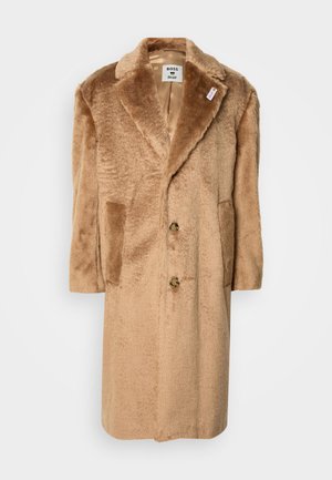 Brun faux fur-kappa med notchkrage, två framfickor och dubbelknäppning. Mjuk textur med avslappnad passform.