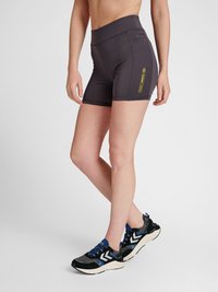 Mörkgrå träningsshorts med hög midja, prydda med gult varumärke. Matchas med svarta och blå löparskor med nätdetaljer.