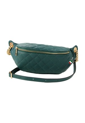 Sac banane en cuir matelassé vert avec fermeture éclair dorée et détails en chaîne, bandoulière ajustable et petit pendentif drapeau italien attaché.