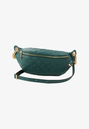 Sac banane en cuir matelassé vert avec fermeture éclair dorée et détails en chaîne, bandoulière ajustable et petit pendentif drapeau italien attaché.