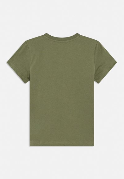 Camiseta básica de color verde oliva, cuello redondo y mangas cortas, vista trasera, colocada plana sobre un fondo neutro.