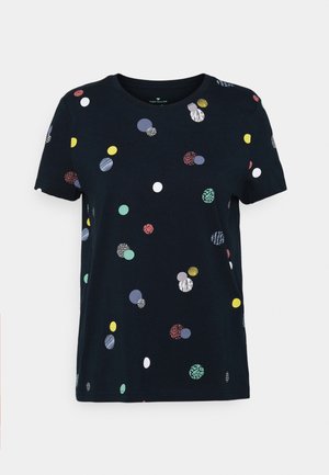 Mørkeblå T-shirt med korte ærmer og spredte flerfarvede polkaprikker i forskellige størrelser og mønstre.