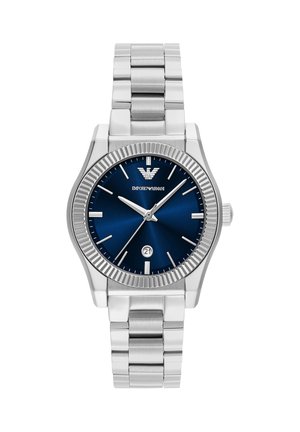 Silberne Metallarmbanduhr mit geriffelter Lünette, blauem Zifferblatt, silbernen Stundenmarkierungen, drei Zeigern, Datumsfenster bei 6 Uhr, Emporio Armani Logo bei 12.