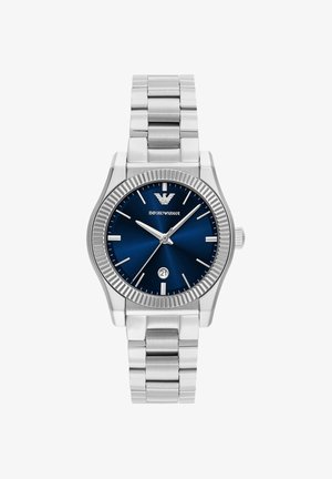 Silberne Metallarmbanduhr mit geriffelter Lünette, blauem Zifferblatt, silbernen Stundenmarkierungen, drei Zeigern, Datumsfenster bei 6 Uhr, Emporio Armani Logo bei 12.