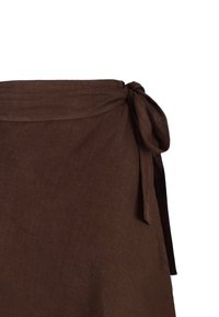 Bruine linnen wikkelrok met een gestrikt taille-detail, zachte textuur en een asymmetrische snit voor een relaxte pasvorm.